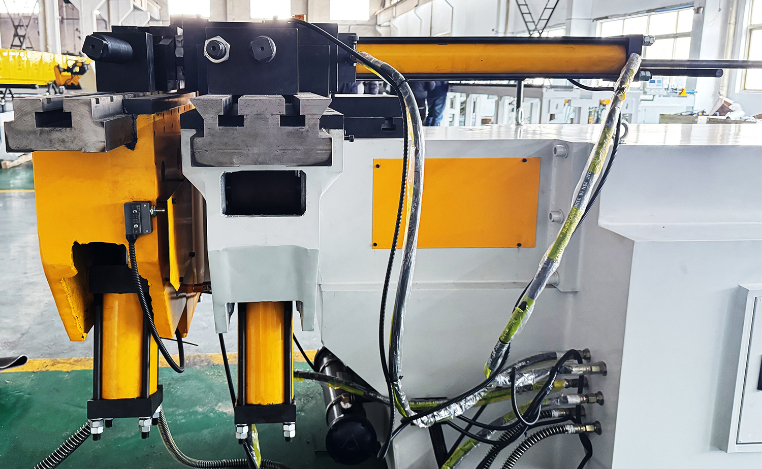 Varför är det viktigt att välja den halvautomatiska NC-bockningsmaskinen med ett huvudrör?