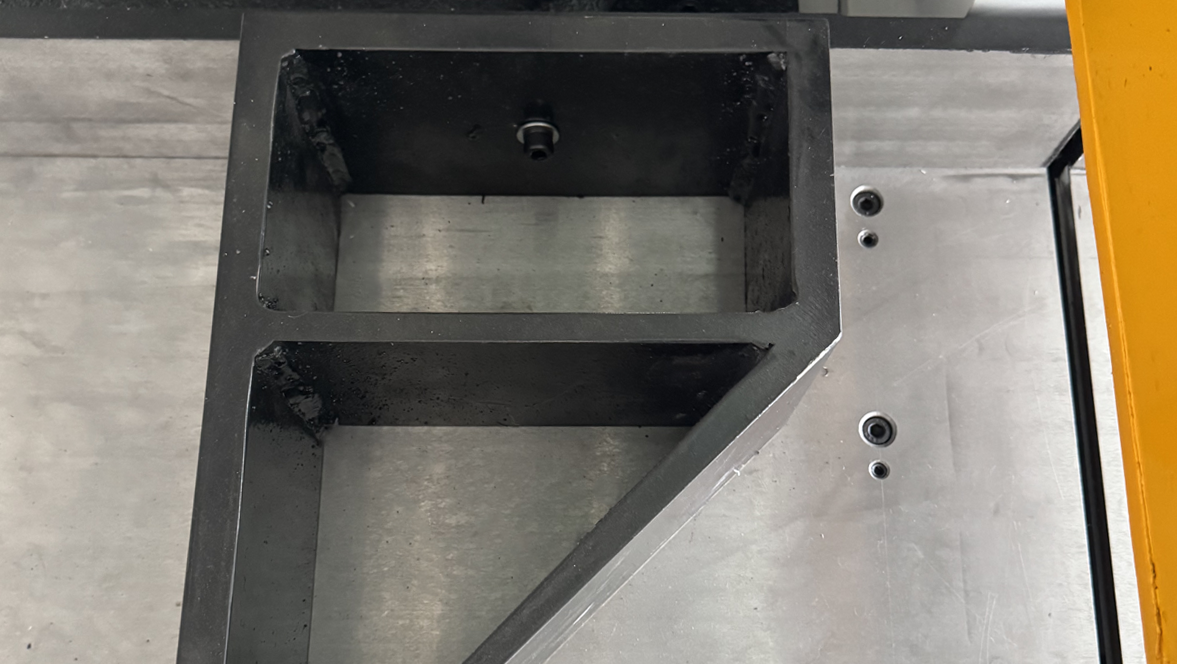 ESH horisontell halvautomatisk skärmaskin i aluminium