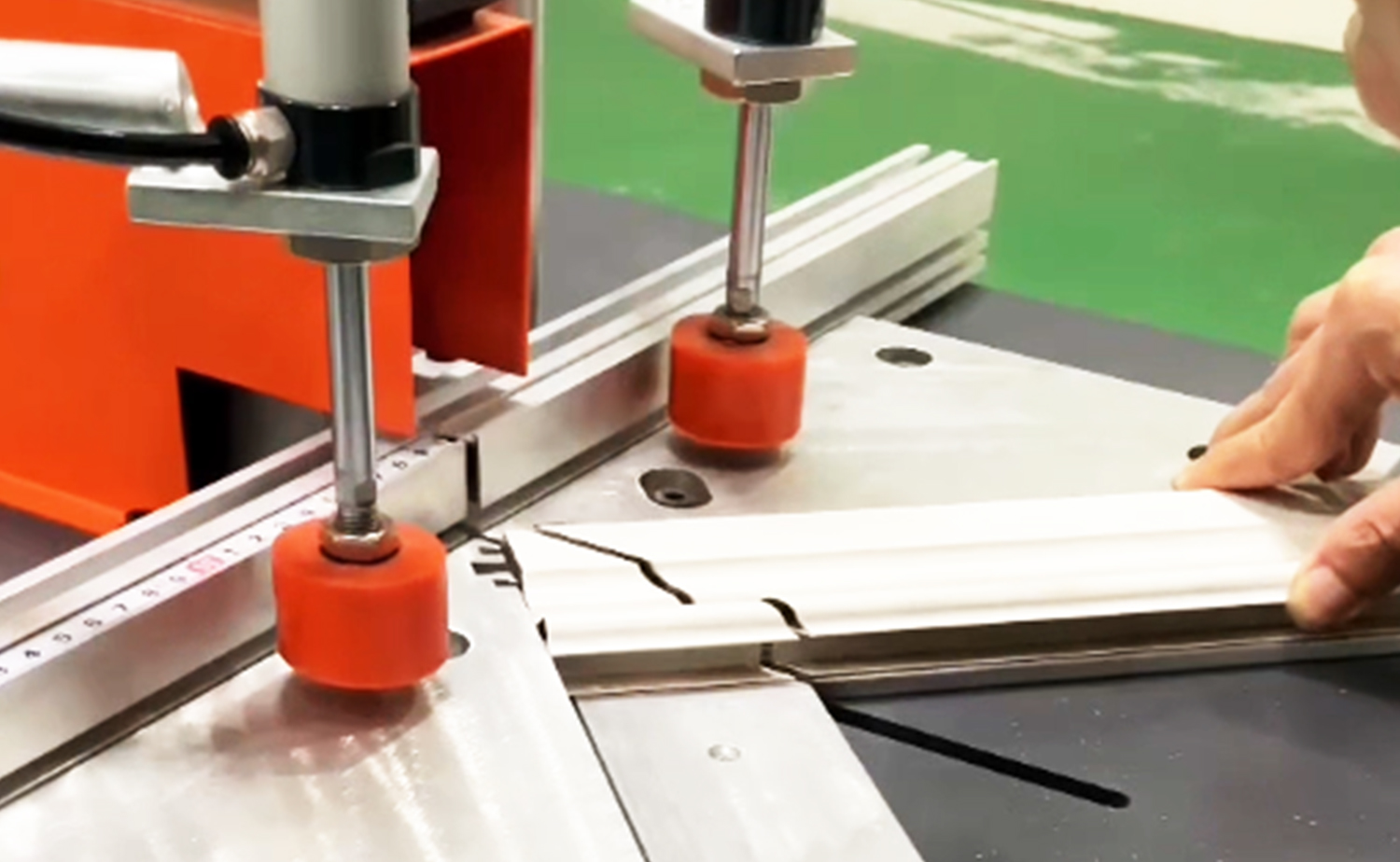 ES500 halvautomatisk skärmaskin av aluminiumrör med vinkelskärningsfunktion