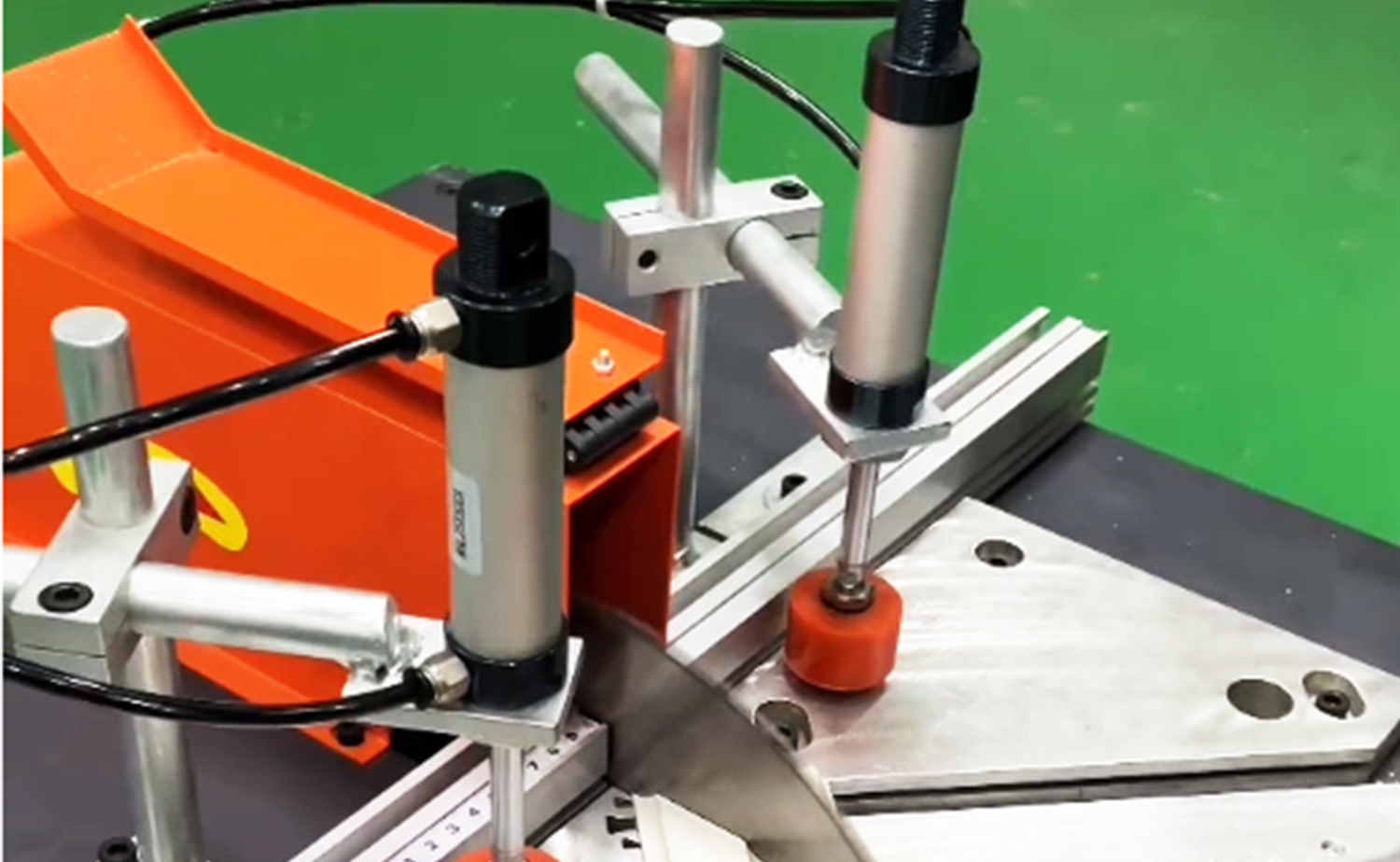 ES500 halvautomatisk skärmaskin av aluminiumrör med vinkelskärningsfunktion