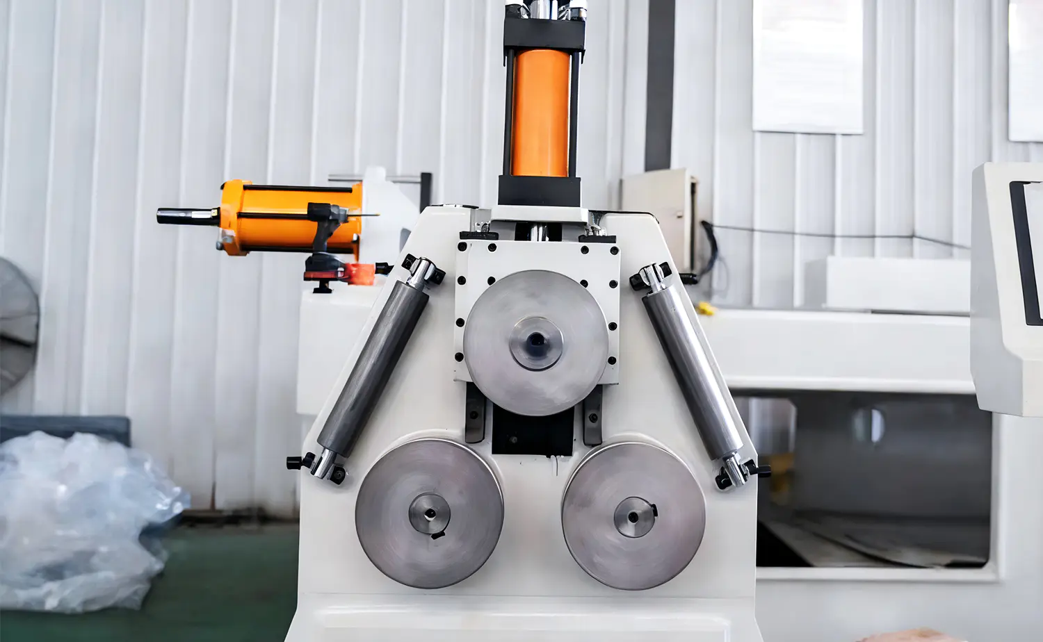 CNC-rörrullbockningsmaskin med hög precision CNC-rörrullbockningsmaskin med hög precision
