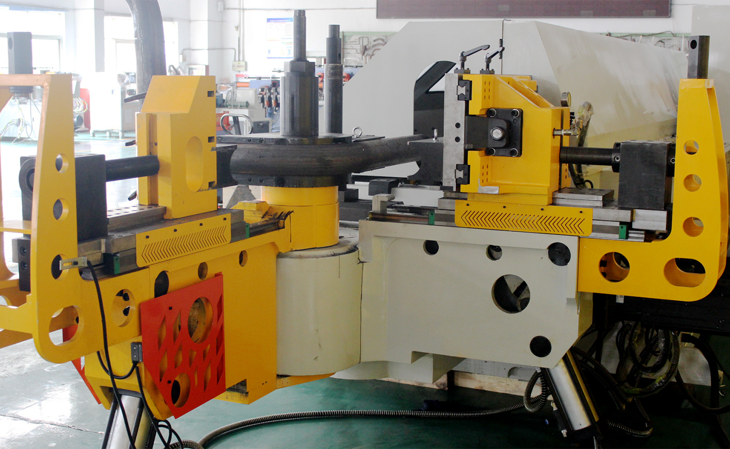 CNC M-serien helautomatisk tubbockningsmaskin med flera radier
