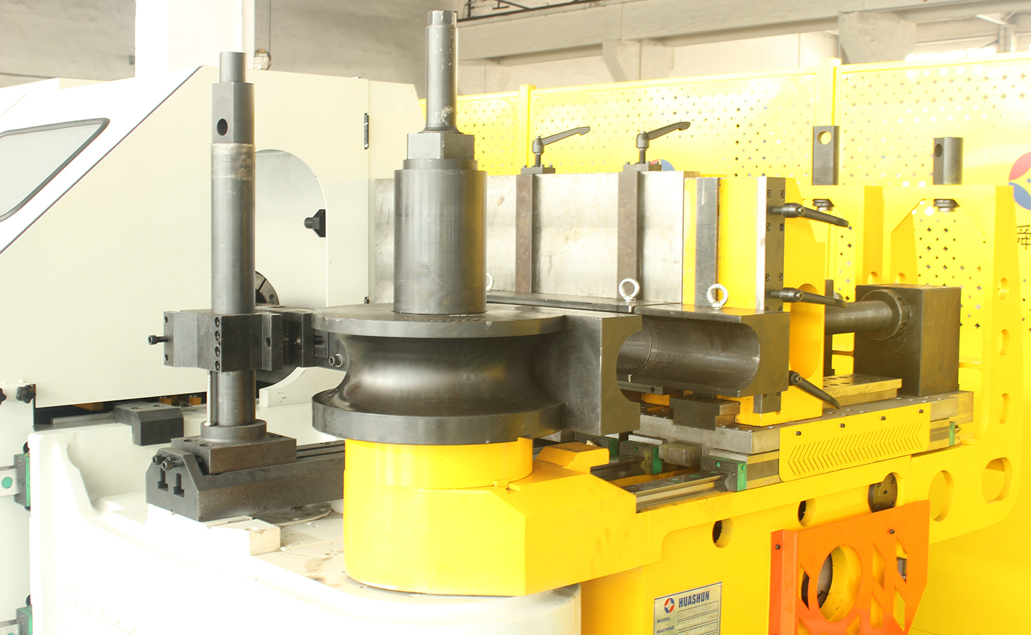 CNC M-serien helautomatisk tubbockningsmaskin med flera radier